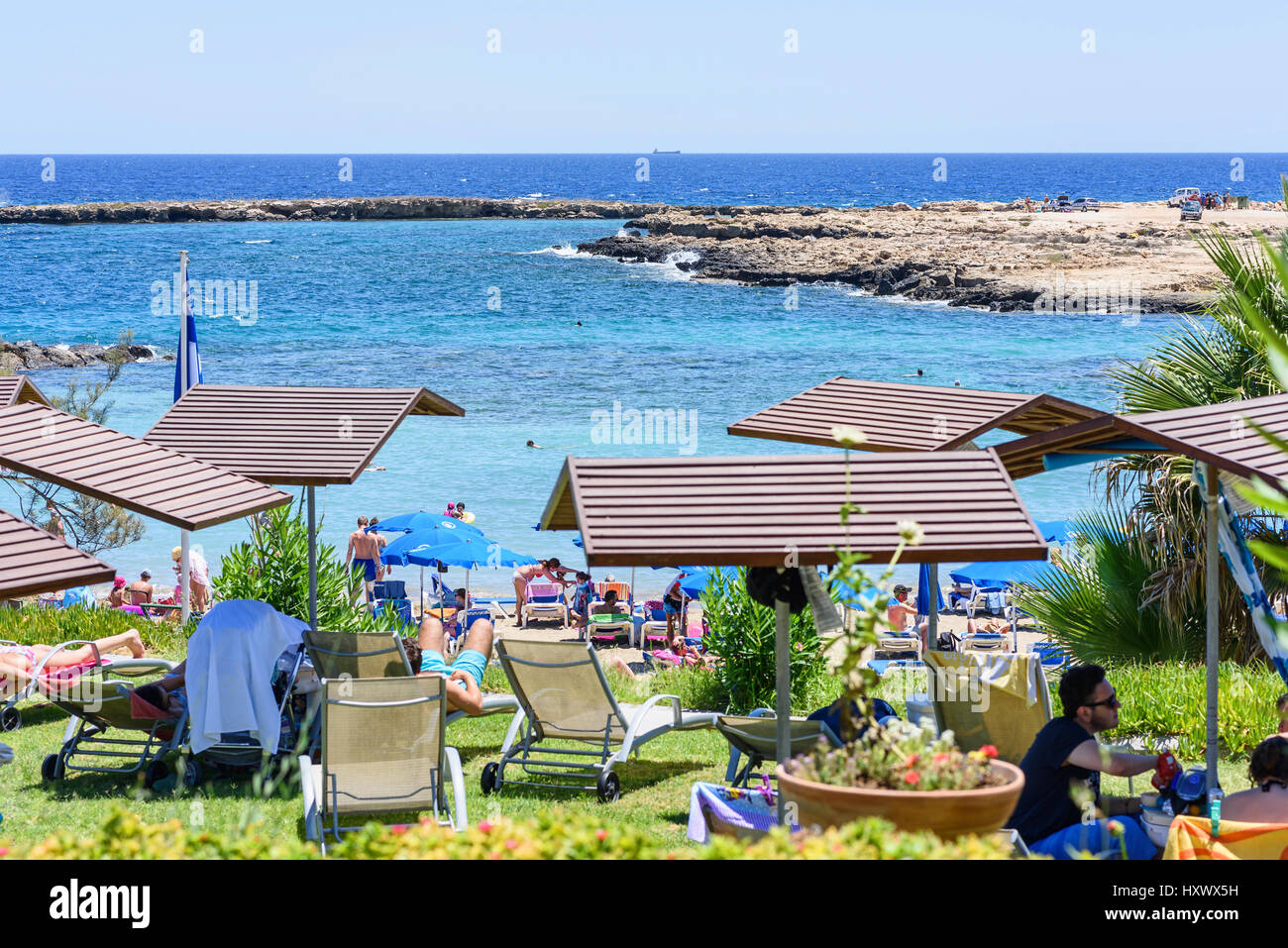 PROTARAS, Cipro - 18 giugno 2016: Cavo Maris Hotel zona relax con palme e vista sul mare a Protaras, isola di Cipro, tramonto Foto Stock