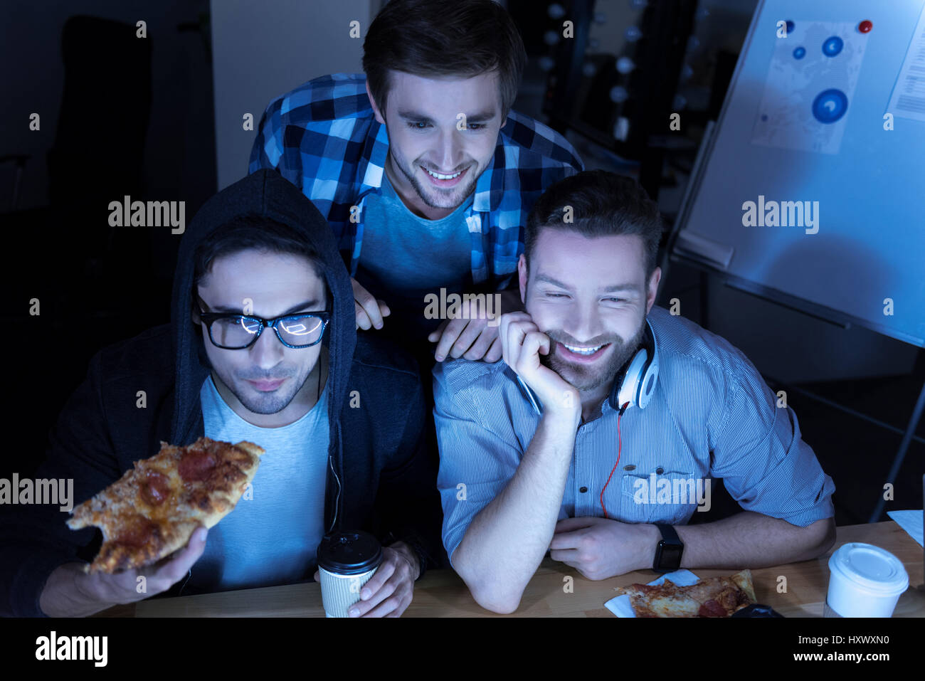 Positivo gioiosa amici godendo il loro tempo insieme Foto Stock