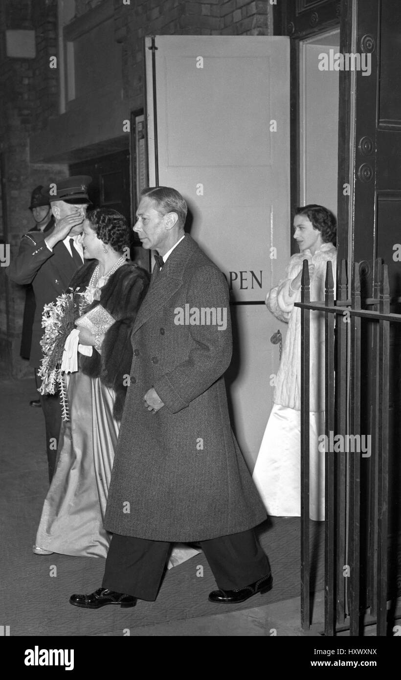 Il re George VI, la Regina Elisabetta e la principessa Margaret (r) lasciando il Theatre Royal in Drury Lane, Londra, dopo la performance dei "South Pacific'. Questa è una delle ultime foto del re George VI prima della sua morte sei giorni più tardi. Foto Stock