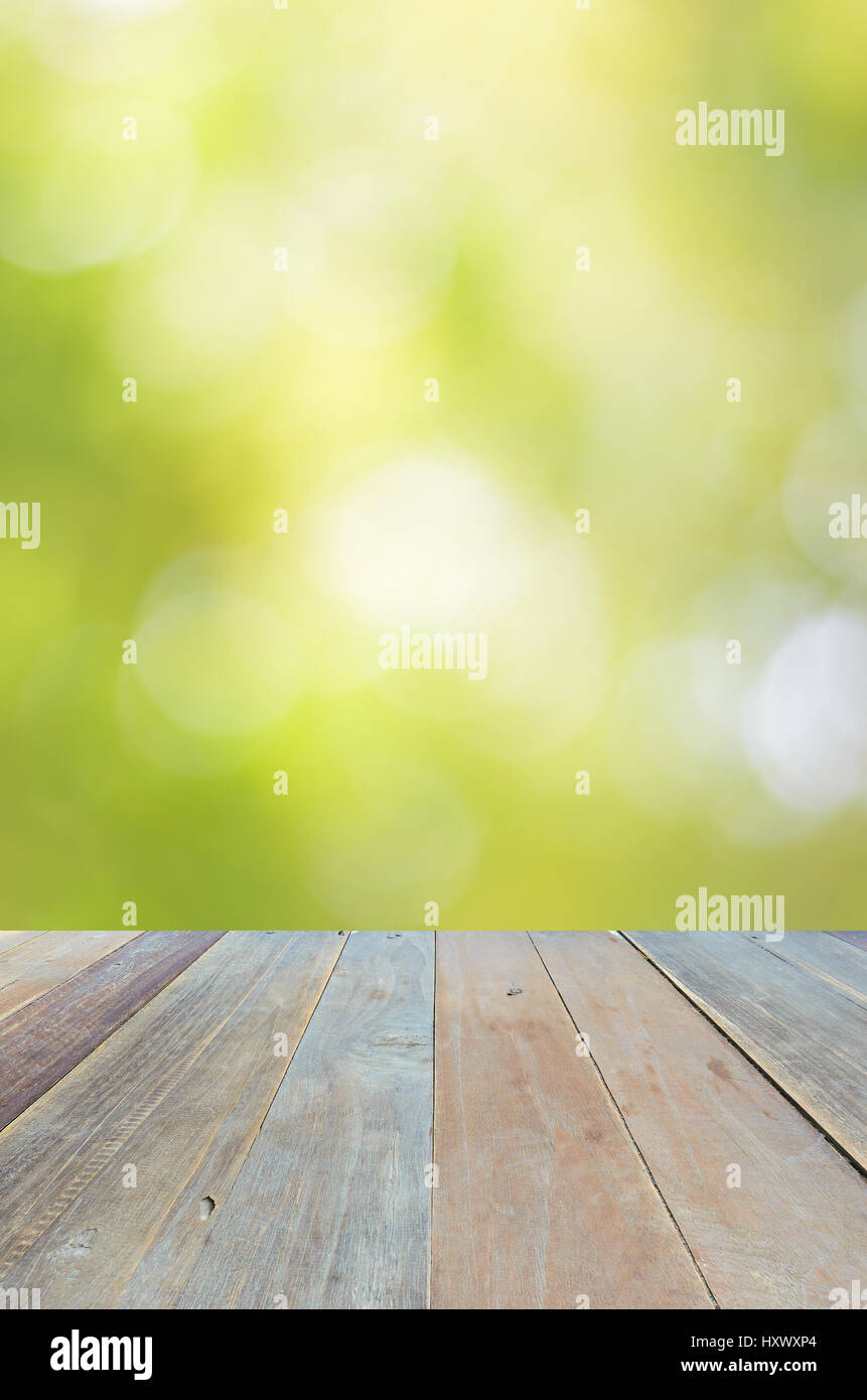 Svuotare scrivania in legno e la sfocatura dello sfondo bokeh di fondo Foto Stock