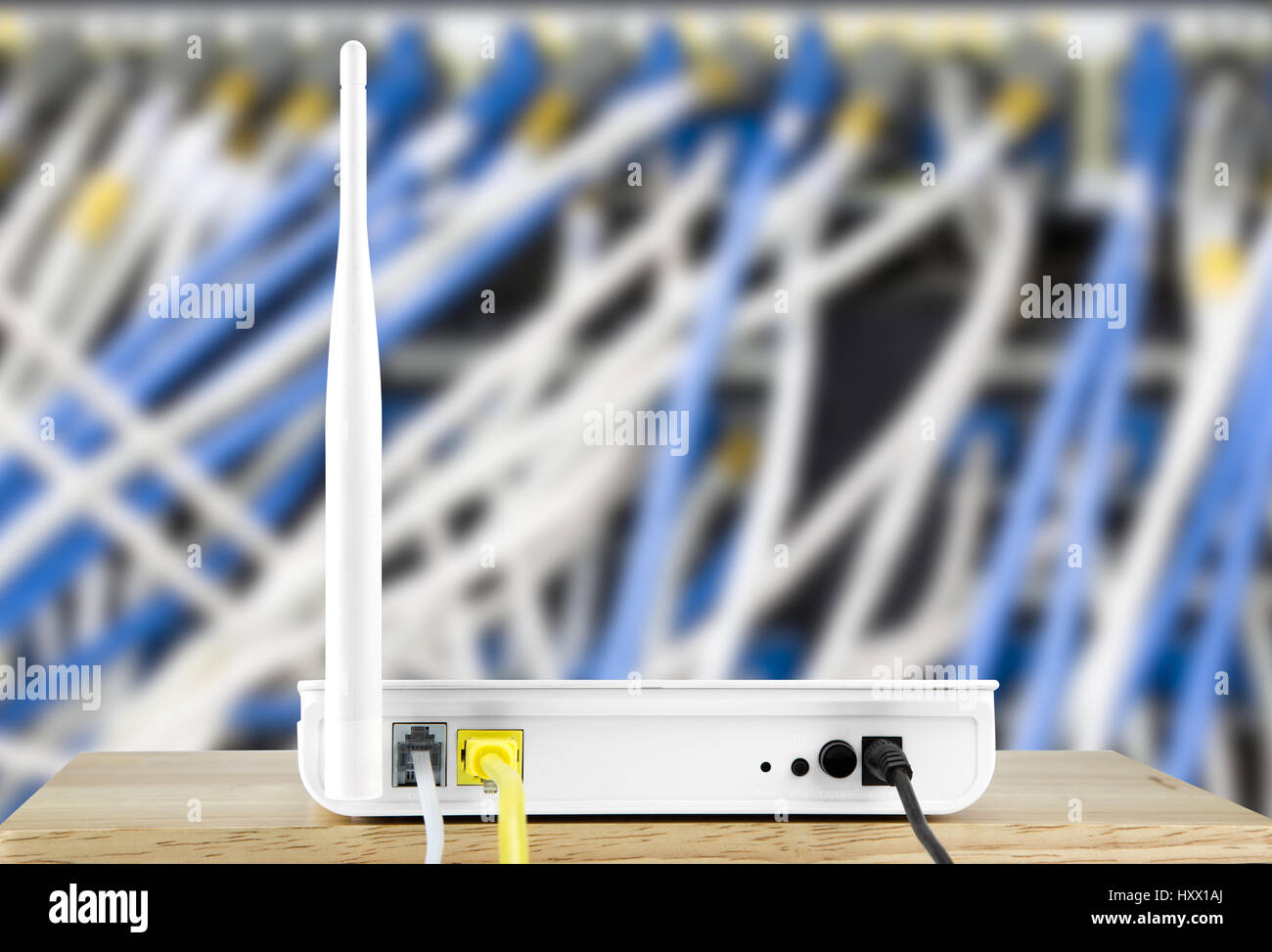 Modem wireless router con cavo di collegamento alla rete locale Foto Stock