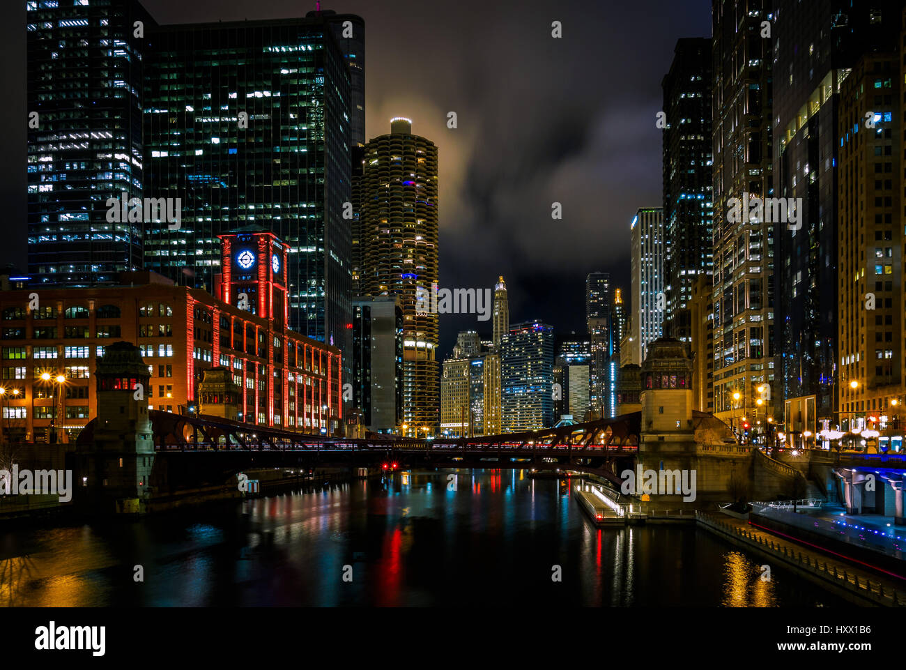 Chicago River di notte - guardando ad est da pozzi bridge st. Foto Stock