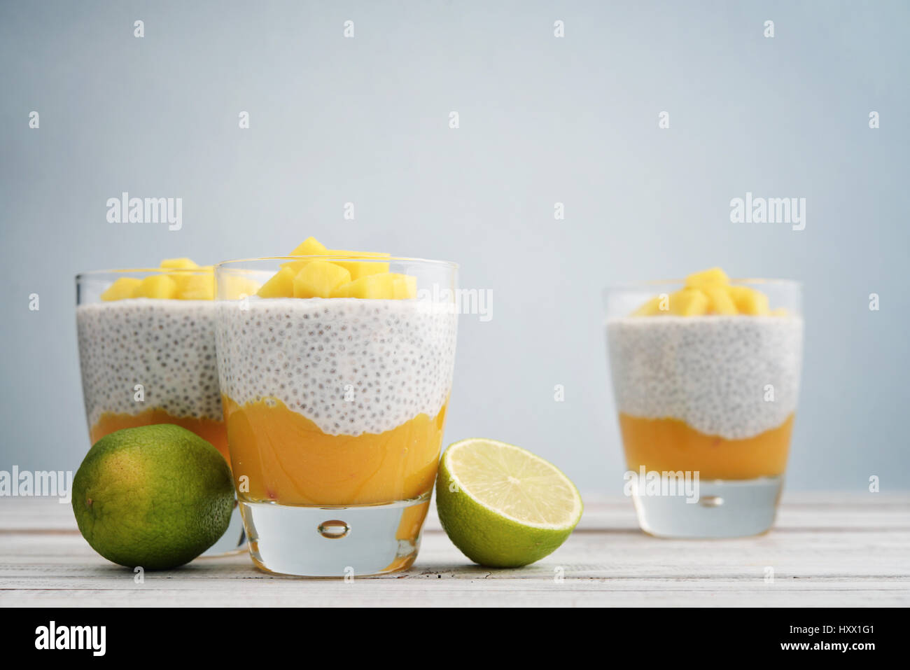 Chia budino di sementi con mango e calce su sfondo blu Foto Stock