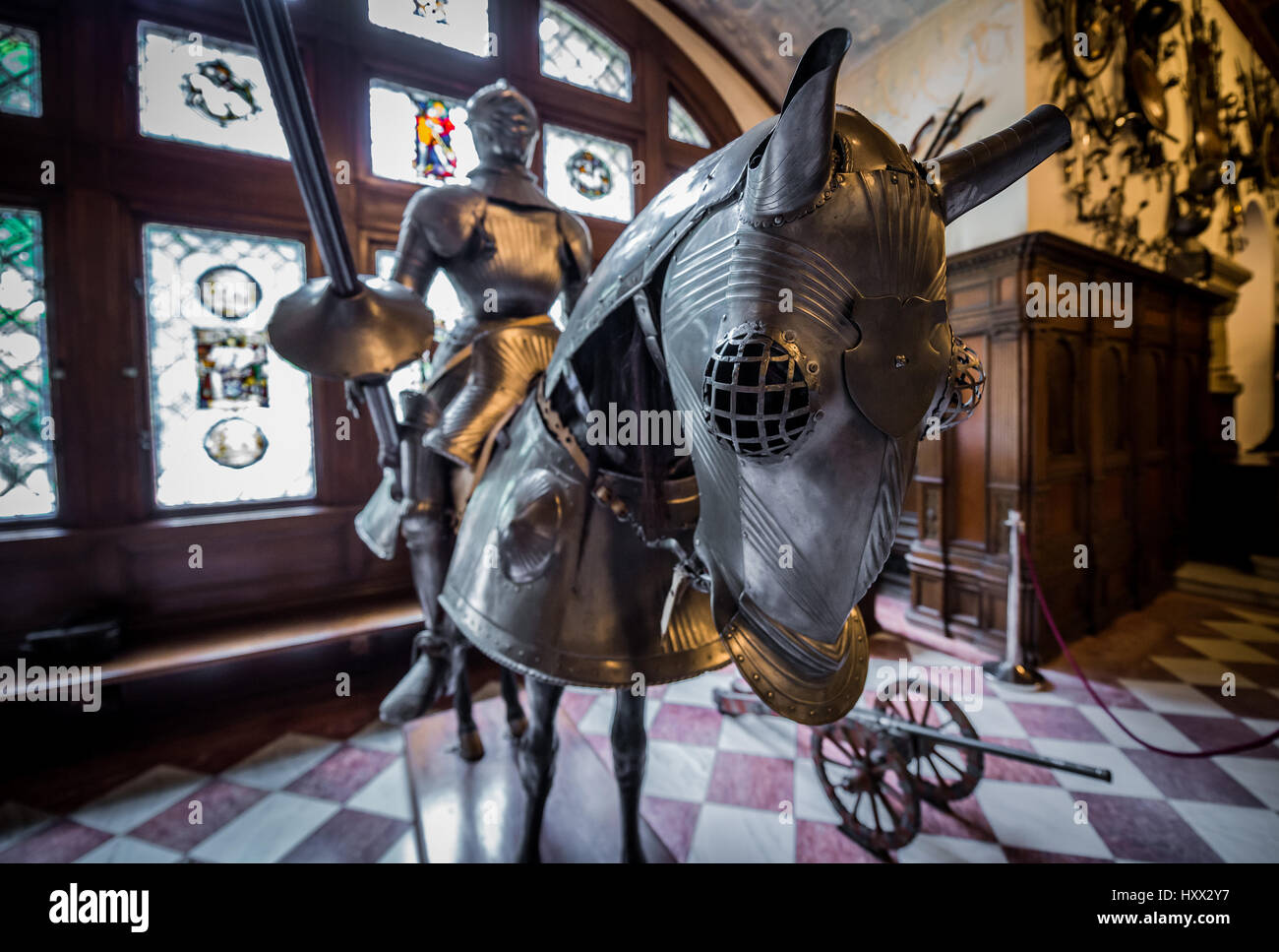 Piena cavaliere e cavallo corazza in Grand Armory Hall di Peles Palace, ex castello reale, costruito tra il 1873 e il 1914, si trova vicino alla città di Sinaia in Roman Foto Stock