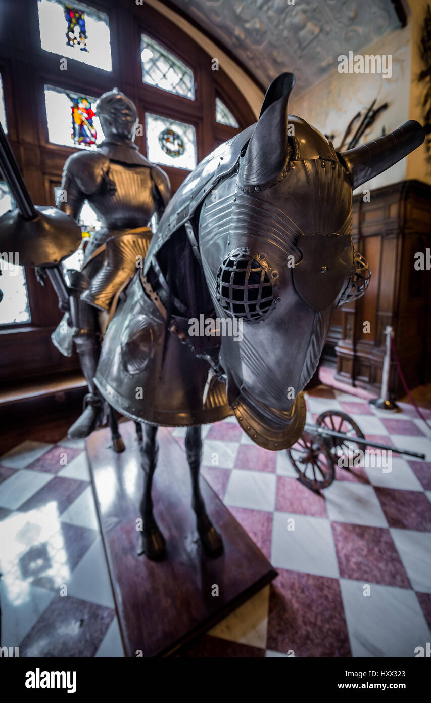 Piena cavaliere e cavallo corazza in Grand Armory Hall di Peles Palace, ex castello reale, costruito tra il 1873 e il 1914, si trova vicino alla città di Sinaia in Roman Foto Stock