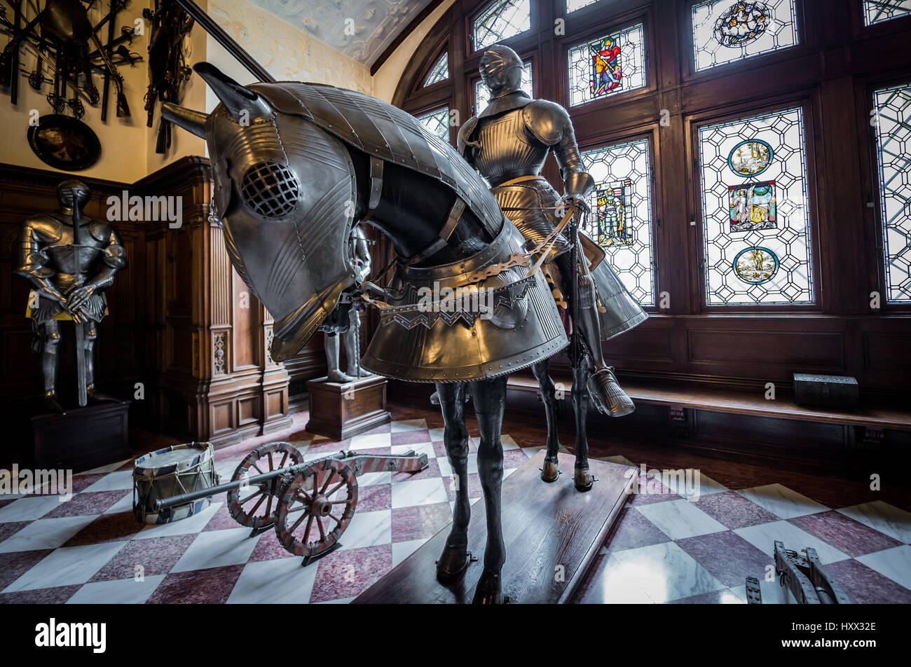 Piena cavaliere e cavallo corazza in Grand Armory Hall di Peles Palace, ex castello reale, costruito tra il 1873 e il 1914, si trova vicino alla città di Sinaia in Roman Foto Stock