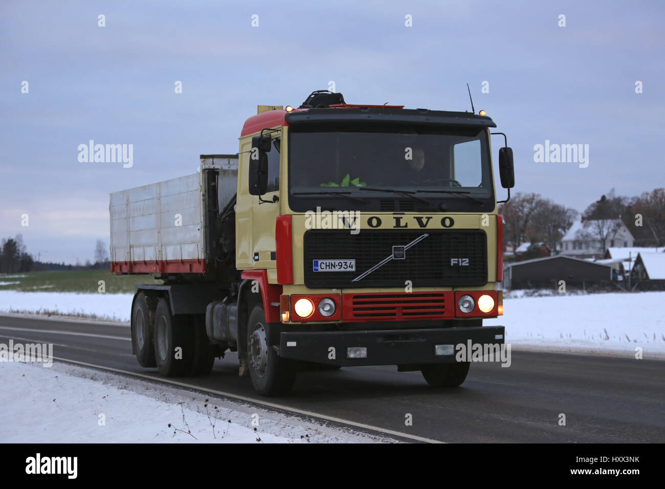 SALO, Finlandia - 11 novembre 2016: Volvo F12 hooklift autocarro con pianale di scarico si muove lungo l'autostrada su un novembre notte invernale nel sud della Finlandia. Foto Stock