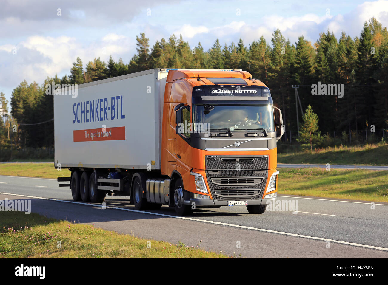 SALO, Finlandia - 25 settembre 2016: Orange Volvo FH 420 semi carrello cale Schenker-BTL rimorchio lungo l autostrada su un bel pomeriggio di sole in autunno. Foto Stock