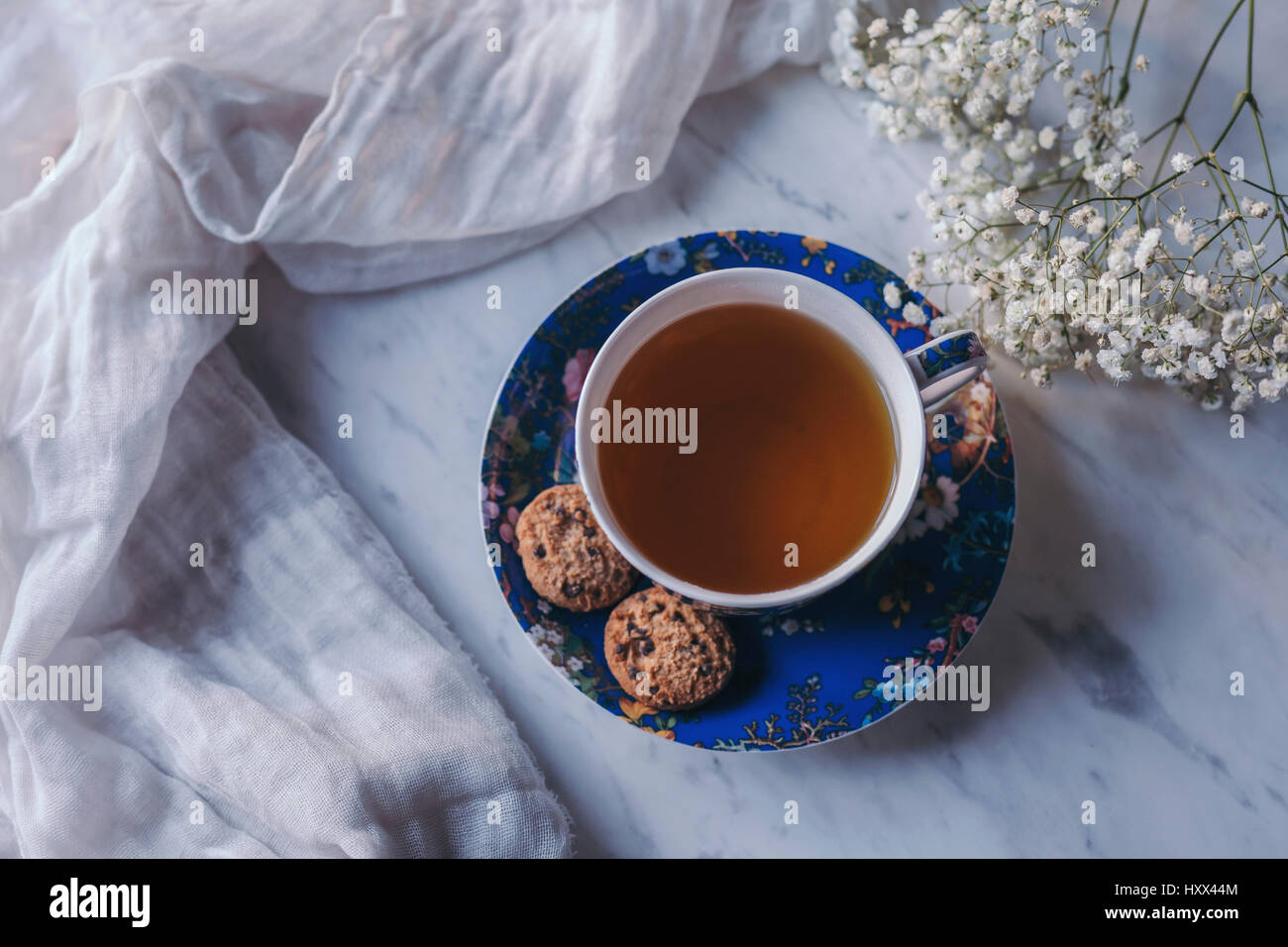 Tazza di tè alle erbe e cookie Foto Stock