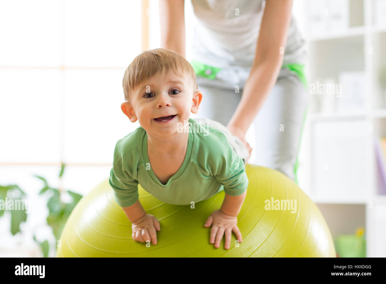 Kid e madre con sfera di fitness Foto Stock