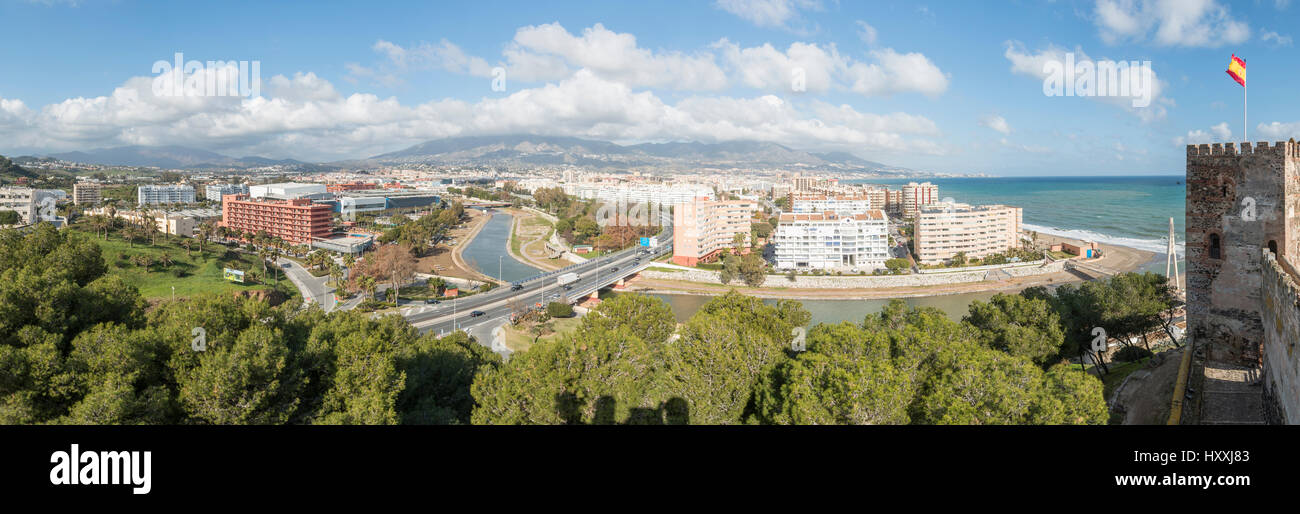 Vista aerea della città sul mare in presenza di luce solare. Fuengirola, Malaga, Spagna Foto Stock