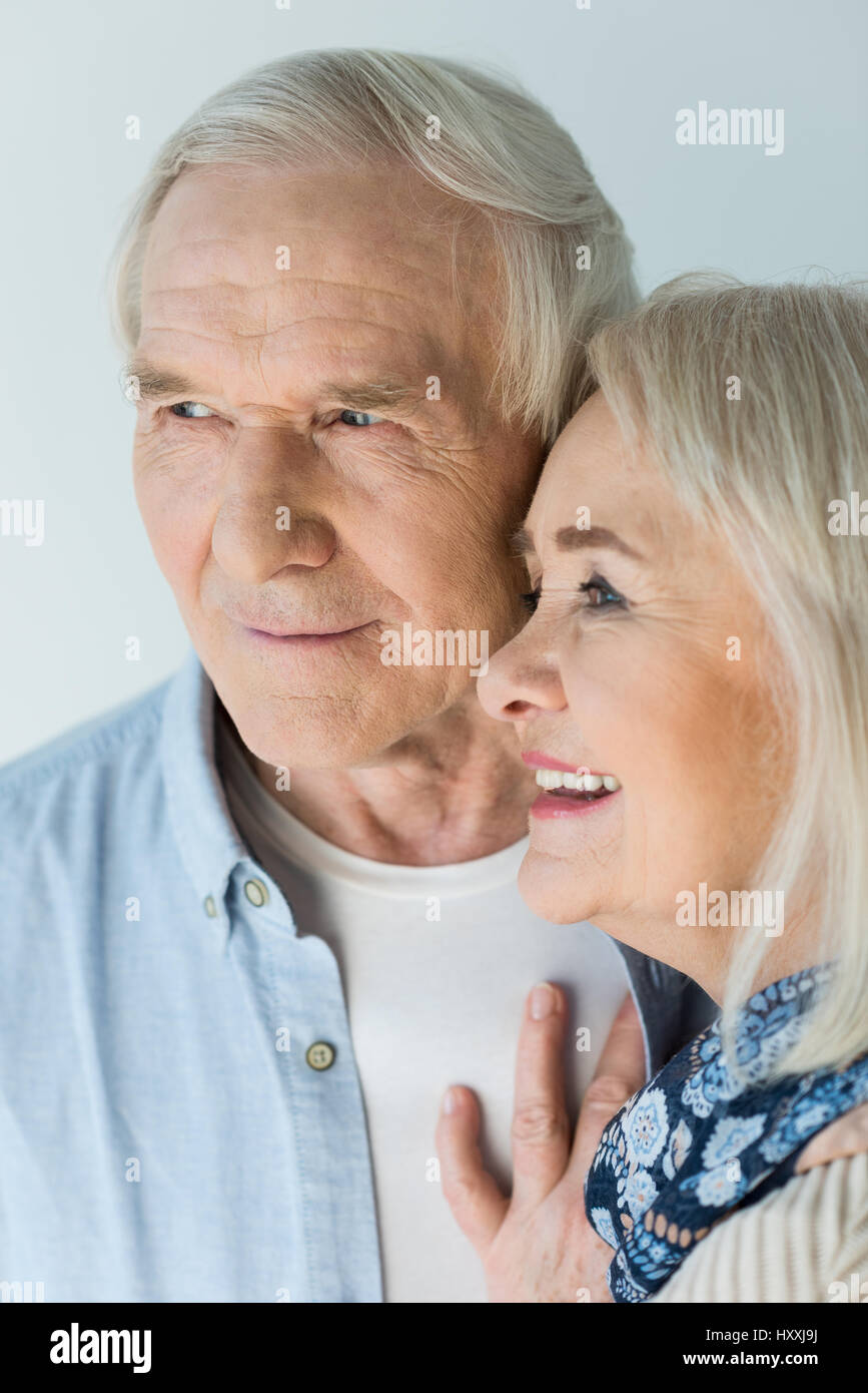 Vista laterale di sorridere senior l uomo e la donna su bianco Foto Stock