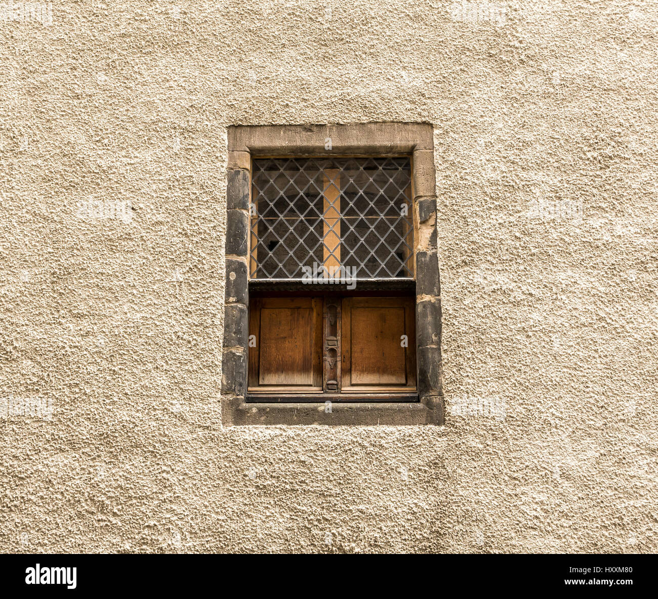 Dettaglio della finestra otteggiata agli inizi del XVII secolo della Lamb's House, una vecchia casa mercantile, a Leith, Edimburgo, Scozia, Regno Unito Foto Stock