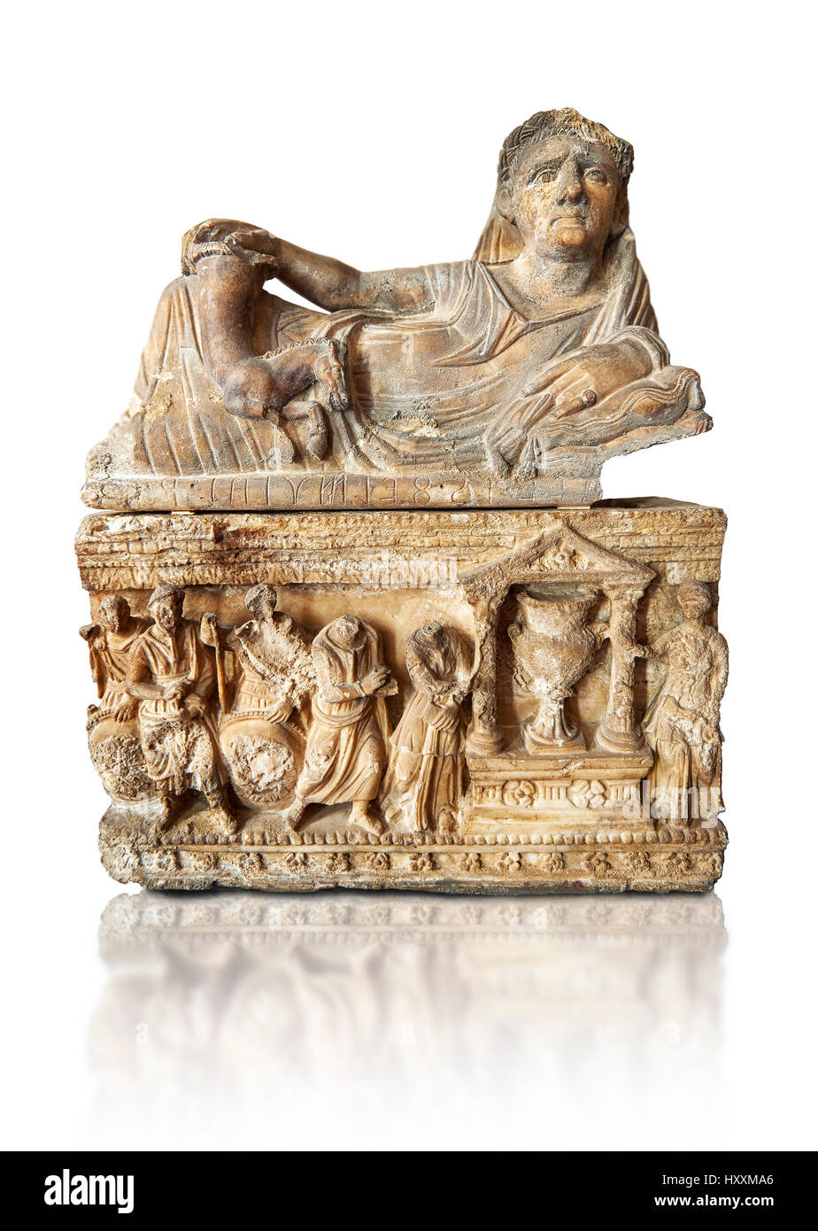 Etrusca stile ellenistico, cineraria funreary, urn , inv n. 5774, il Museo Archeologico Nazionale di Firenze, Italia , sfondo bianco Foto Stock