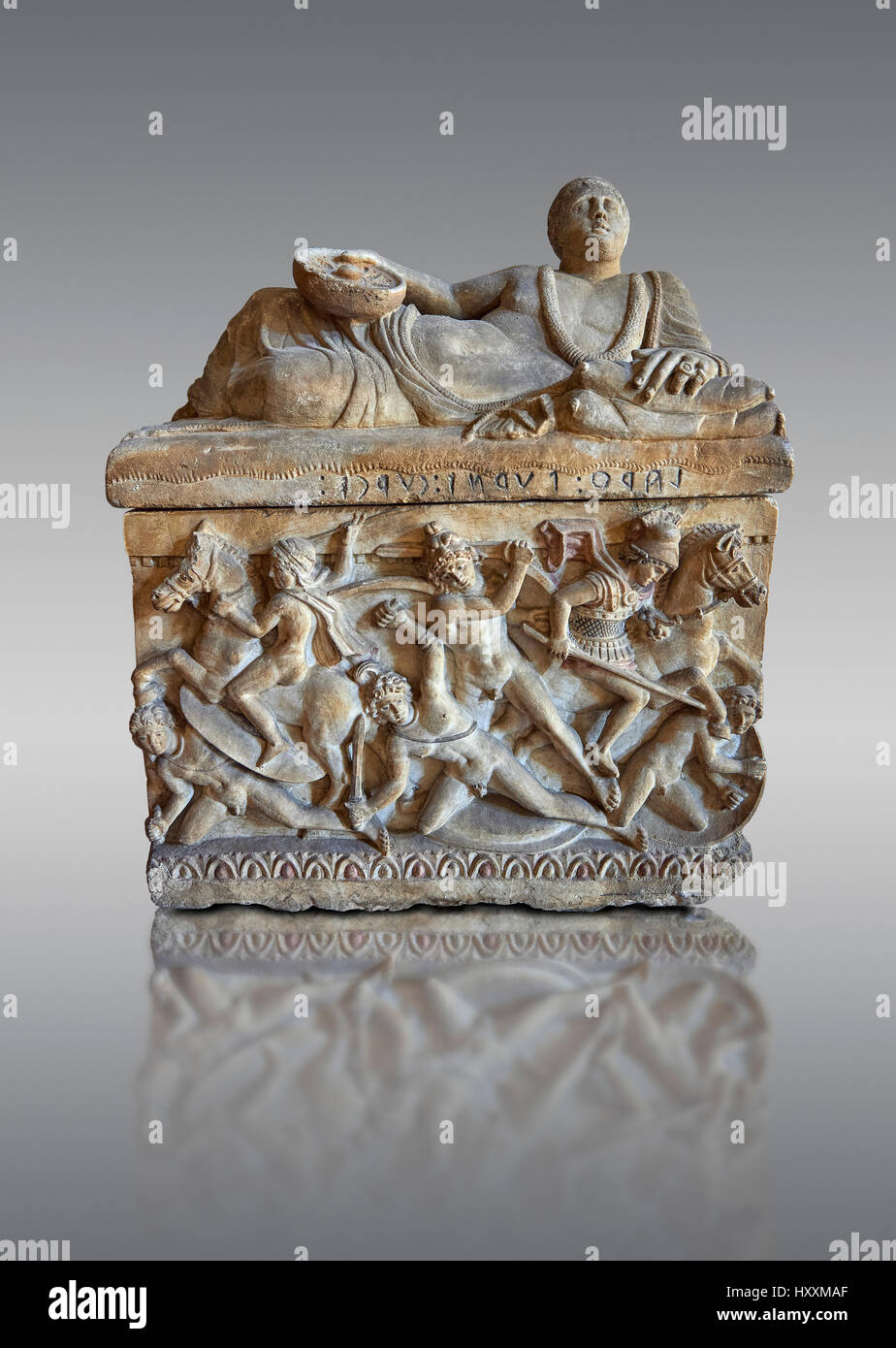 Etrusca stile ellenistico, cineraria funreary, urn , Museo Archeologico Nazionale di Firenze, Italia , contro il grigio Foto Stock