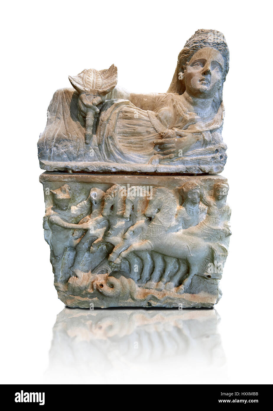 150-27 B.C Etrusca stile ellenistico urna cineraria, Museo Archeologico  Nazionale di Firenze, Italia , sfondo bianco Foto stock - Alamy