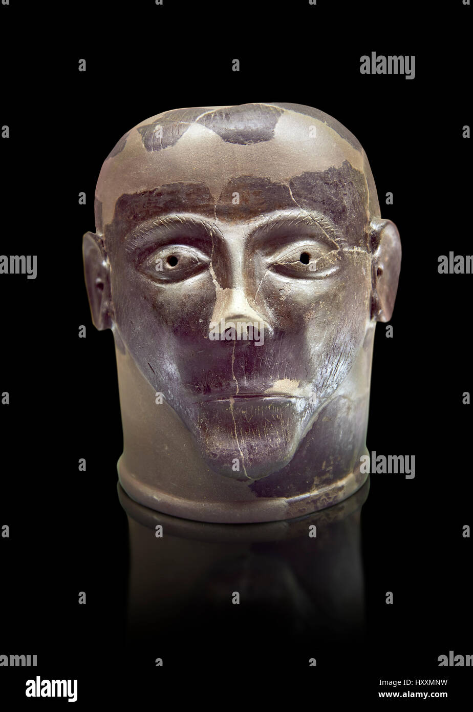 Vi secolo a.c. clay testa realizzata in Chiusi, inv 94619, Museo Archeologico Nazionale di Firenze, Italia , sfondo nero Foto Stock