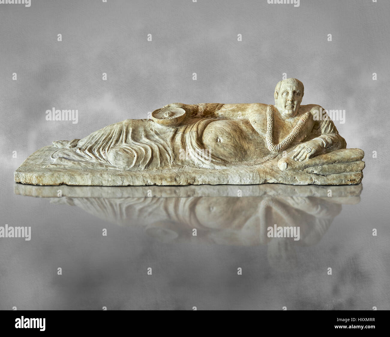 Etrusca stile ellenistico, cineraria funreary, urn coprire con un uomo, Museo Archeologico Nazionale di Firenze, Italia , grigio Sfondo arte Foto Stock