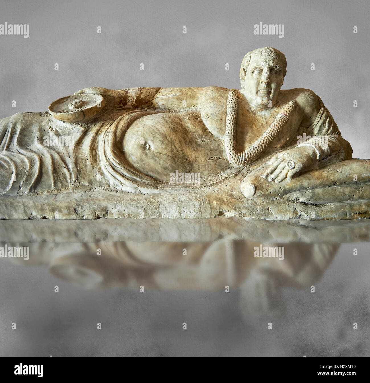 Close up di un etrusca stile ellenistico, cineraria funreary, urn coprire con un uomo, Museo Archeologico Nazionale di Firenze, Italia , grigio backgro arte Foto Stock