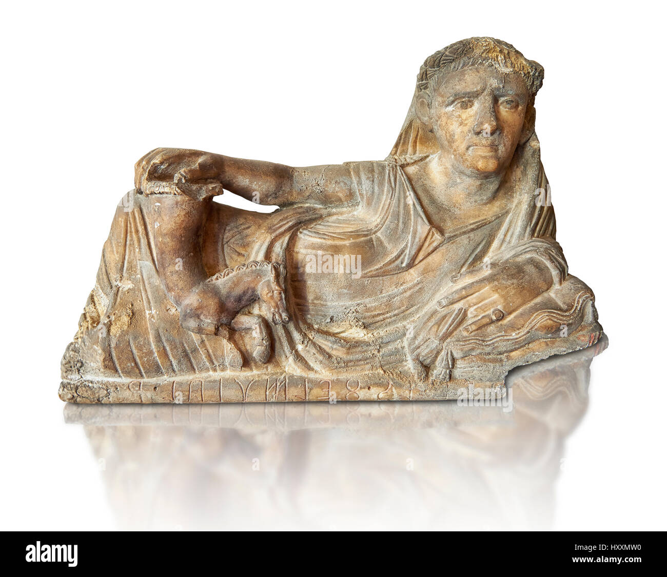 Etrusca stile ellenistico, cineraria funreary, urn coperchio, Museo Archeologico Nazionale di Firenze, Italia , sfondo bianco Foto Stock