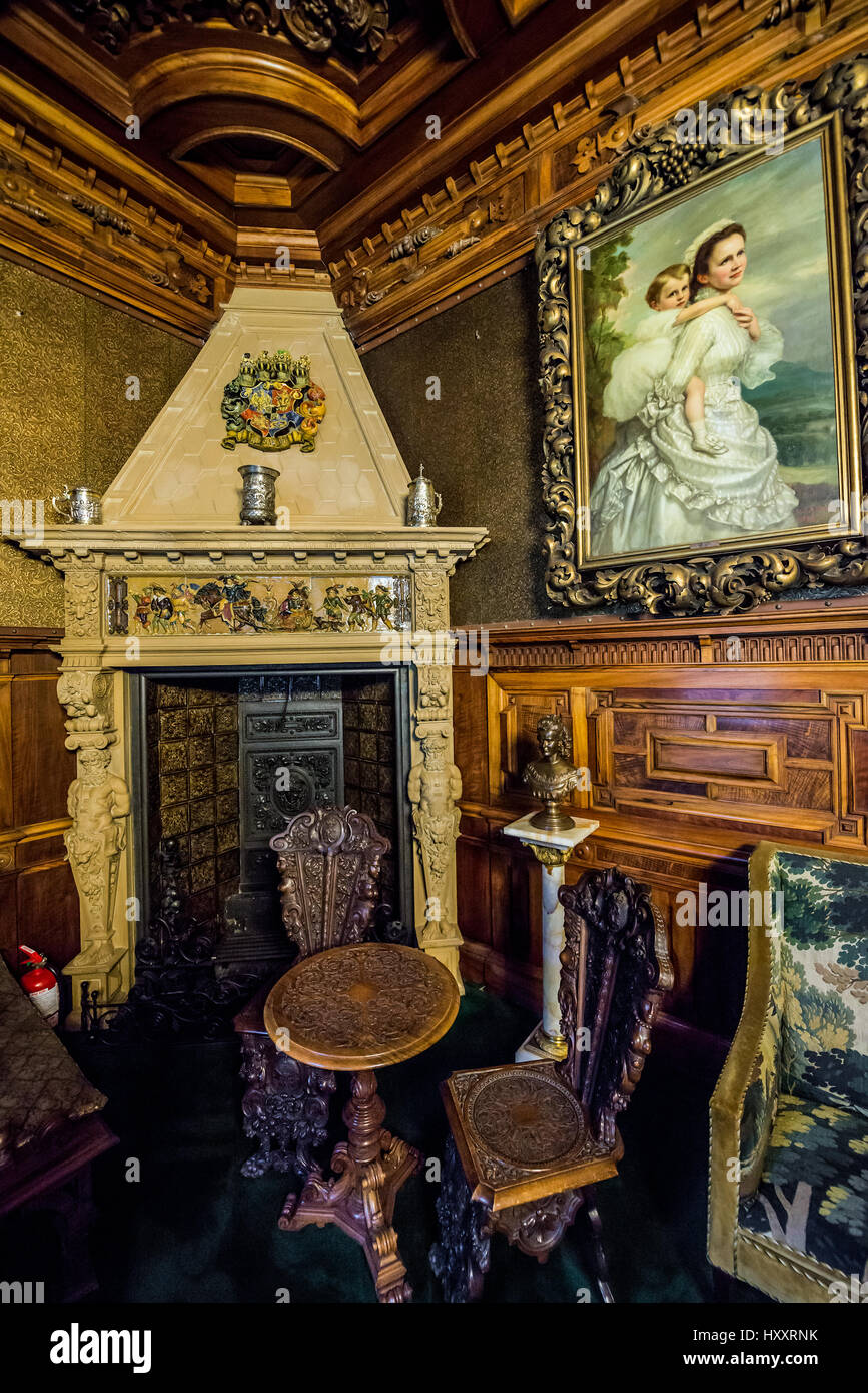 Ritratto della regina Elisabetta di Wied con la figlia Maria nel cabinet di lavoro nel palazzo di Peles, ex castello reale, situato vicino alla città di Sinaia in Romania Foto Stock