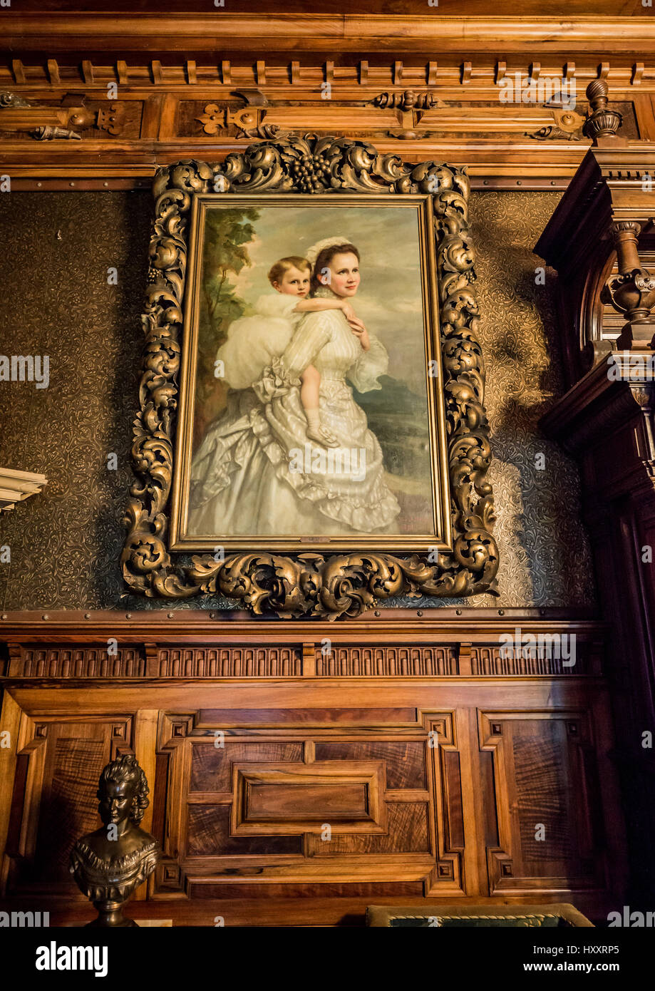 Ritratto della regina Elisabetta di Wied con la figlia Maria nel cabinet di lavoro nel palazzo di Peles, ex castello reale, situato vicino alla città di Sinaia in Romania Foto Stock