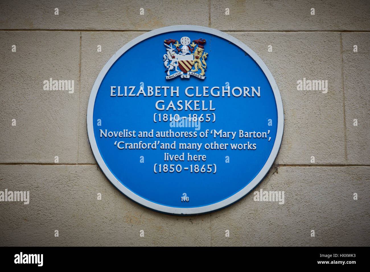 Targa blu Elizabeth Gaskell's House Il Grade II* elencati villa neoclassica ora museo 84 Plymouth Grove, Manchester, Inghilterra, Regno Unito Foto Stock