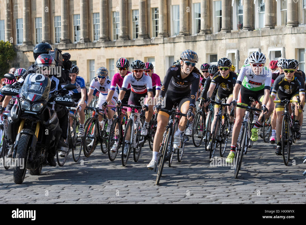 I concorrenti sono raffigurate nella vasca da bagno il Royal Crescent come essi prendono parte nel round finale di womens Fitness matrice Grand Prix serie bicycle race Foto Stock