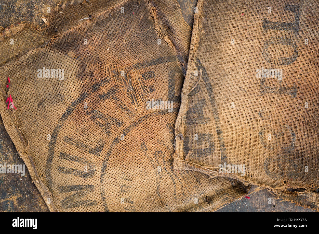 Old Dirty hessian sacco sacco stampigliato usati come materiali di rivestimento sullo sfondo Foto Stock