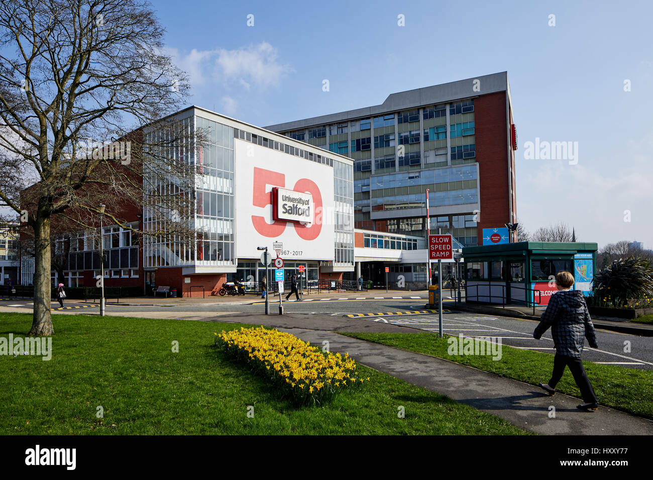 Gli studenti che arrivano presso l'Università di Salford Maxwell Hosue in Gtr Manchester, Inghilterra, Regno Unito. Foto Stock