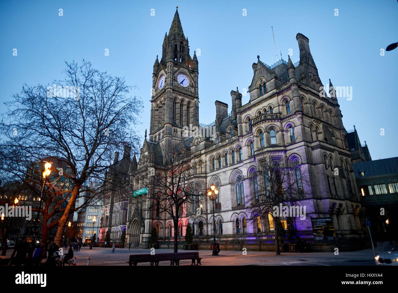 Bagnati dai colori washer Manchester Town Hall esterno Albert Square, England, Regno Unito . Foto Stock