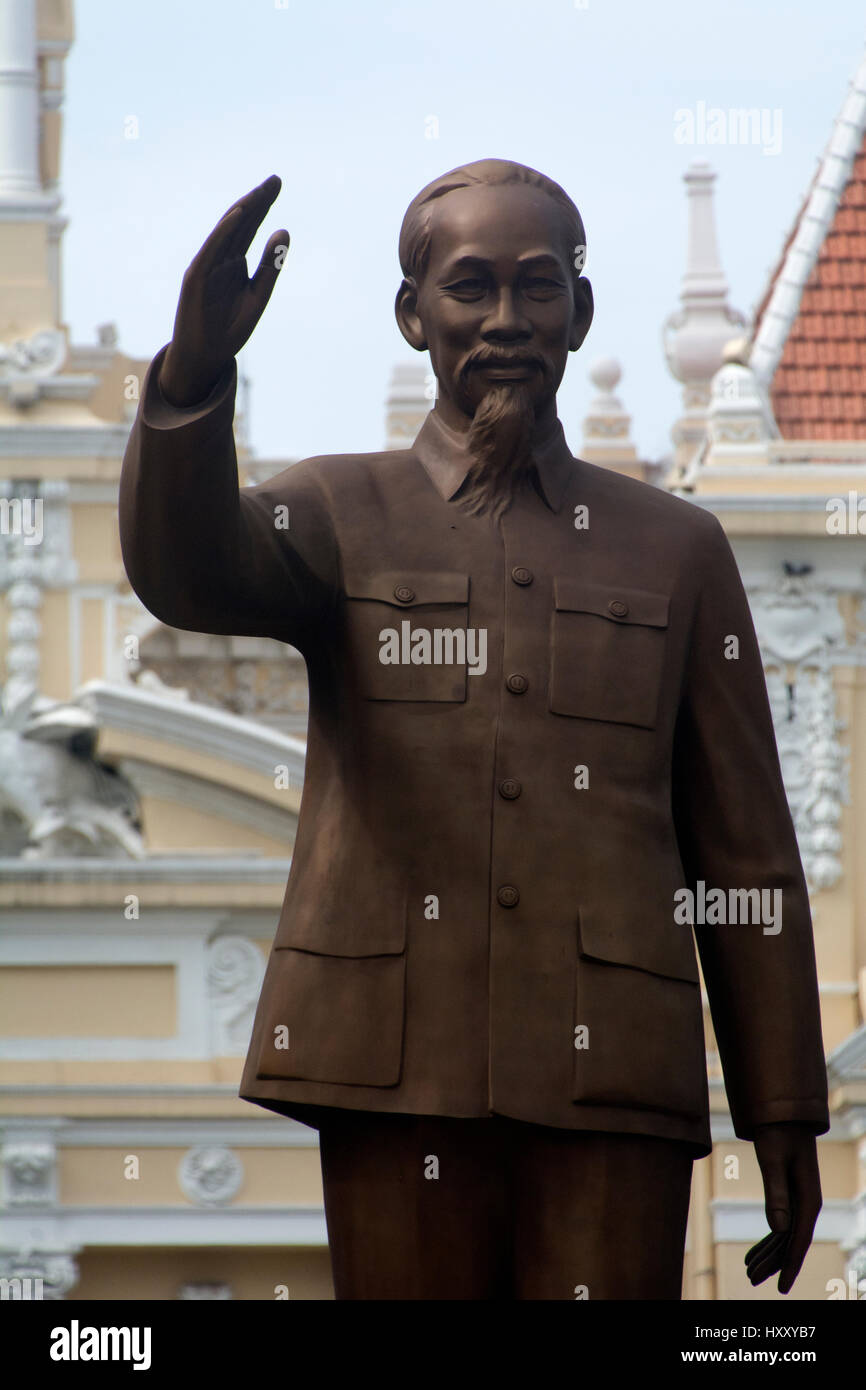 La statua di Ho Chi Minh al di fuori della città di Hall in Ho Chi Minh City, Vietnam Foto Stock