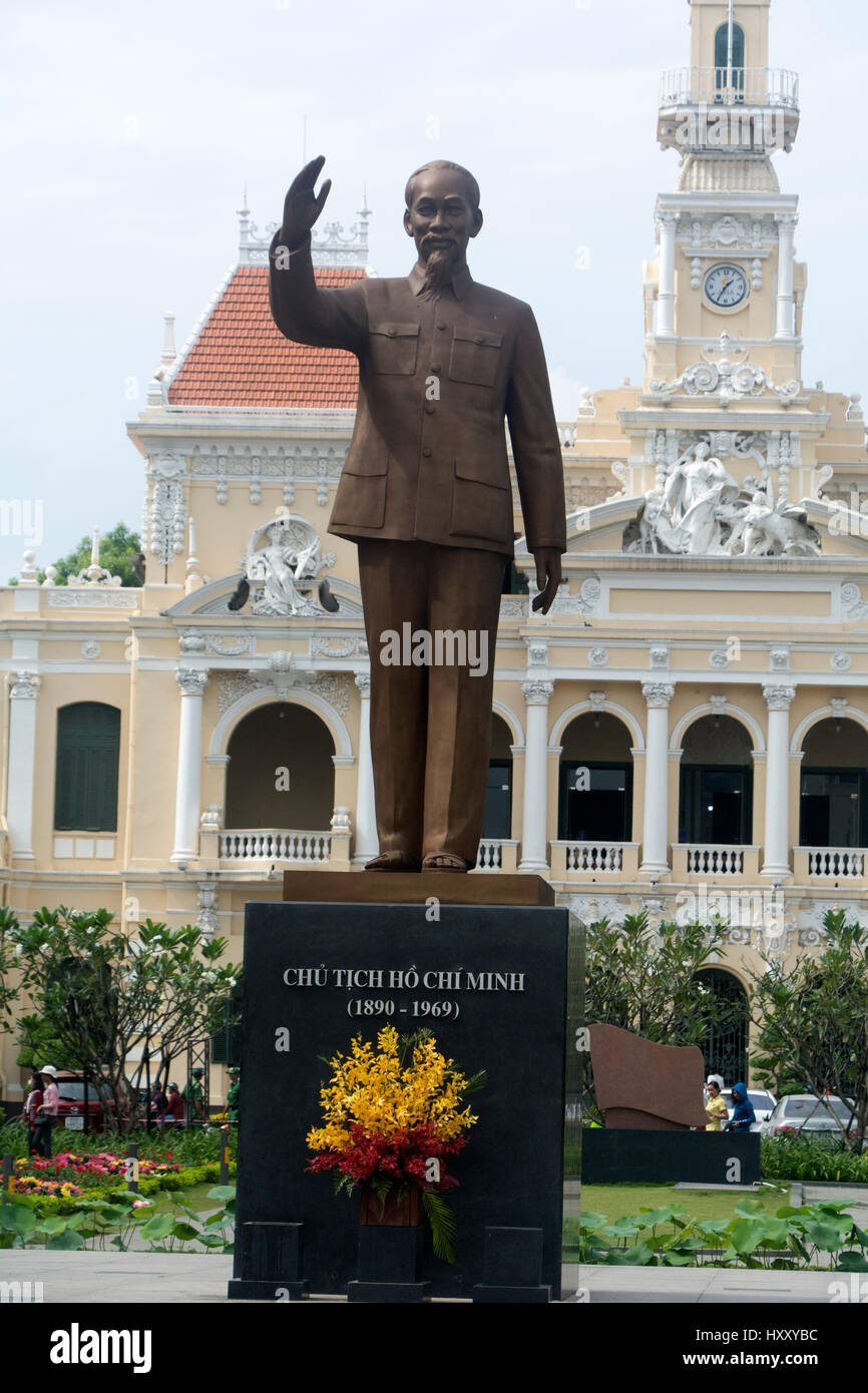 La statua di Ho Chi Minh al di fuori della città di Hall in Ho Chi Minh City, Vietnam Foto Stock