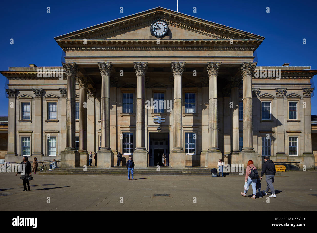 Stazione ferroviaria Edificio esterno, Huddersfield Town Center di un grande mercato comune metropolitan borough Kirklees, West Yorkshire, Inghilterra. Regno Unito. Foto Stock