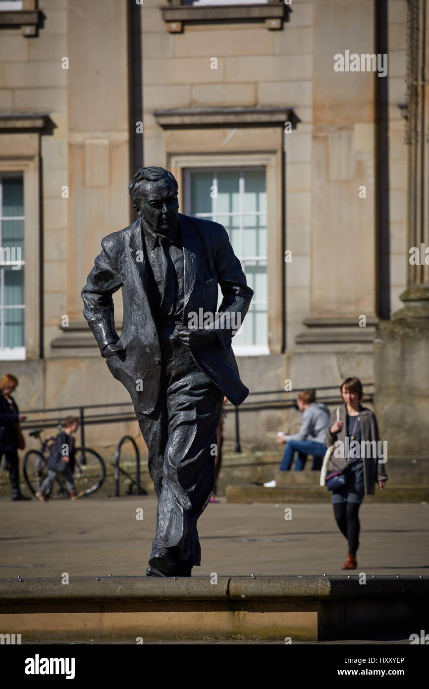 Stazione ferroviaria Edificio esterno, Huddersfield Town Center di un grande mercato comune metropolitan borough Kirklees, West Yorkshire, Inghilterra. Regno Unito. Foto Stock