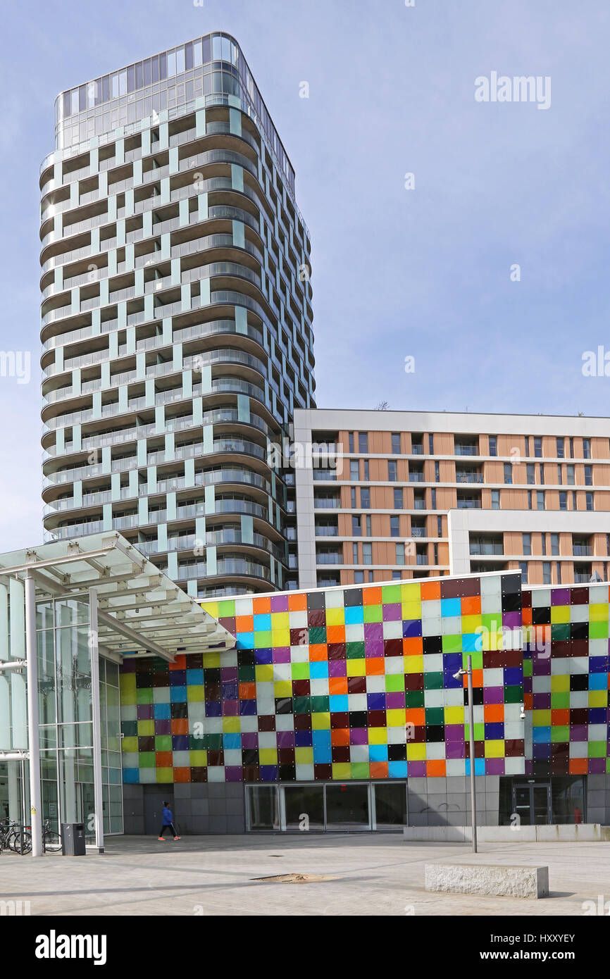 Lewisham Town Center, a sud-est di Londra, che mostra i coloratissimi facciata della nuova piscina, parte di un grande centro di riconversione Foto Stock
