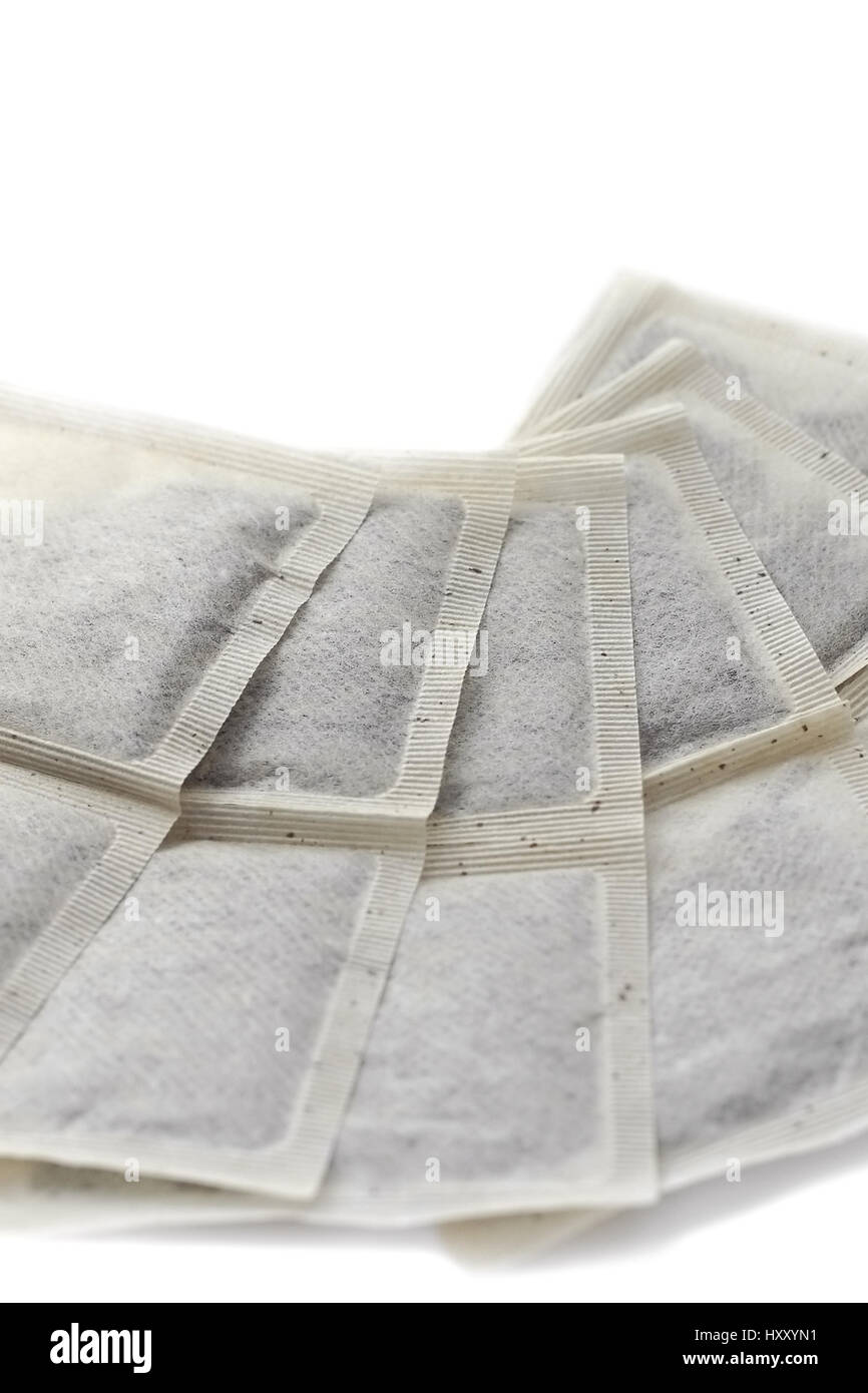 Organici teabags greggi su sfondo bianco Foto Stock