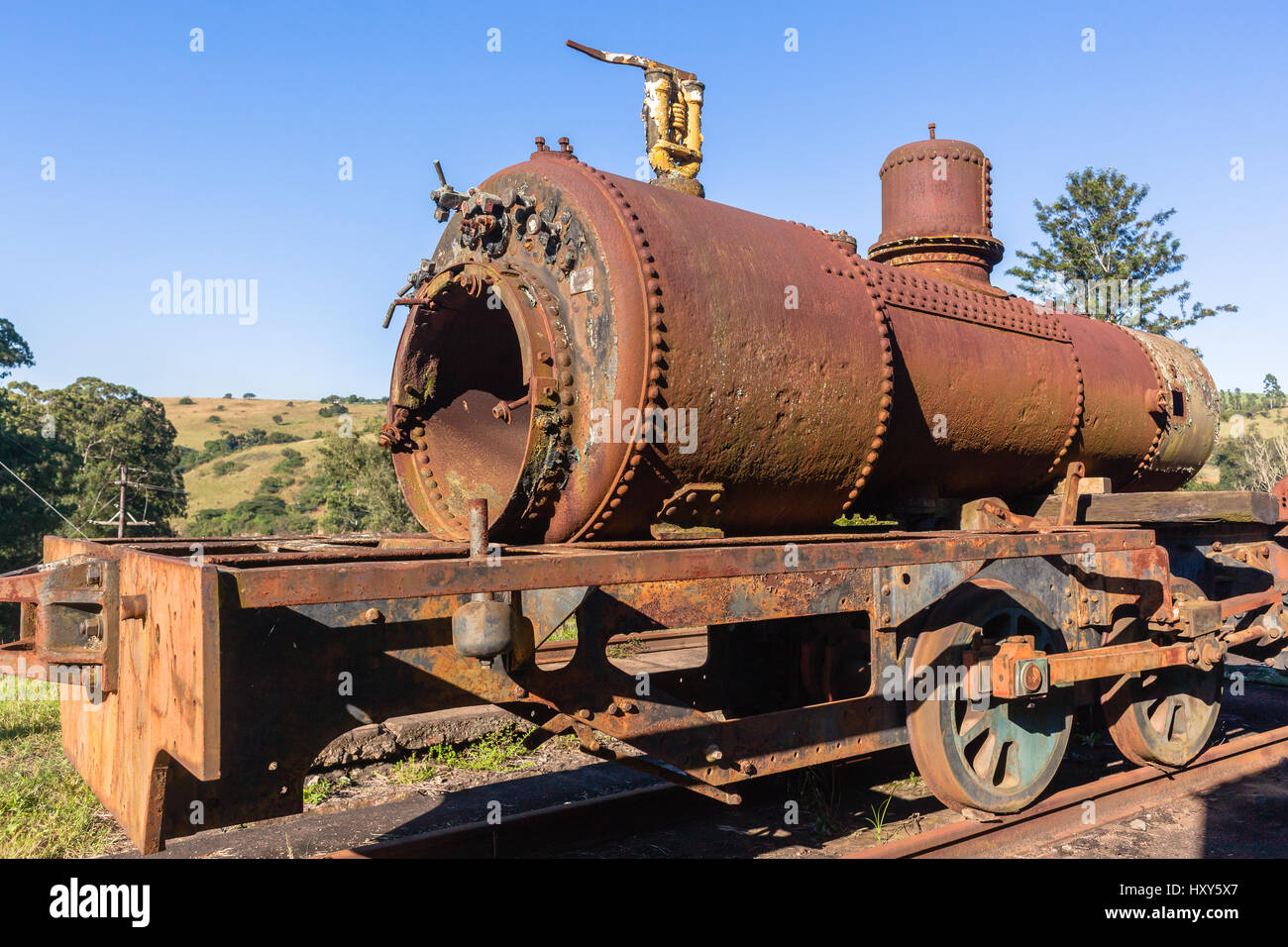 Treno a vapore vecchie locomotive a vapore caldaia stampigliato 1951  stazione di decadimento cimitero Foto stock - Alamy