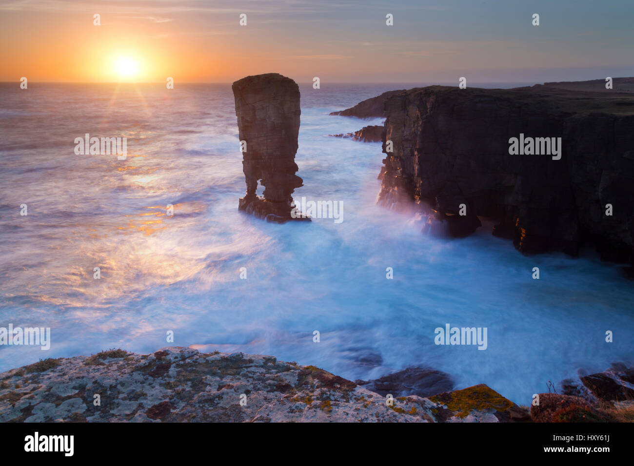 Tramonto al mare Yesnaby pila,Orkney Isles Foto Stock