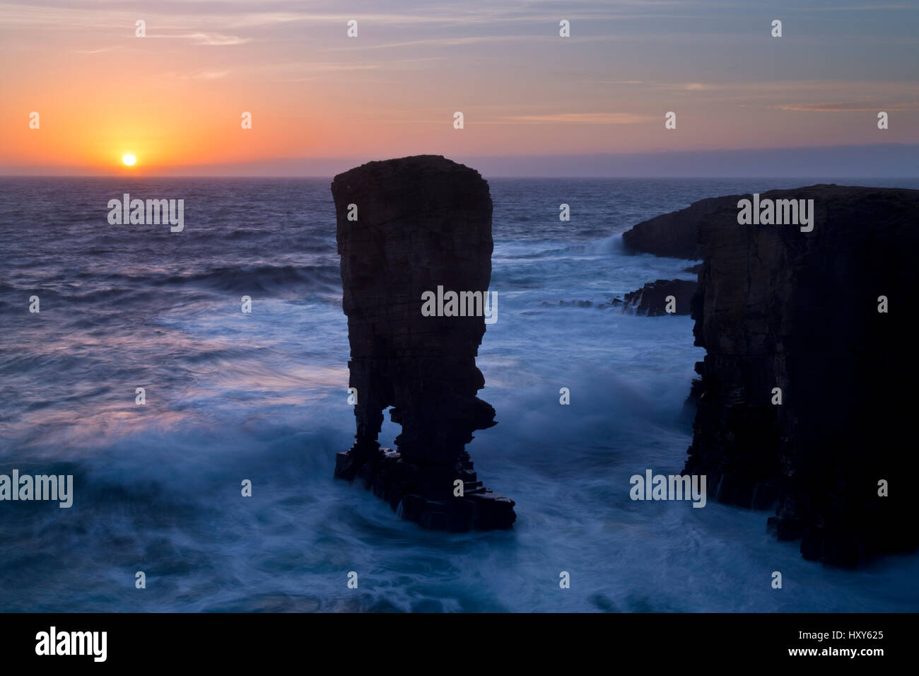 Tramonto al mare Yesnaby pila,Orkney Isles Foto Stock