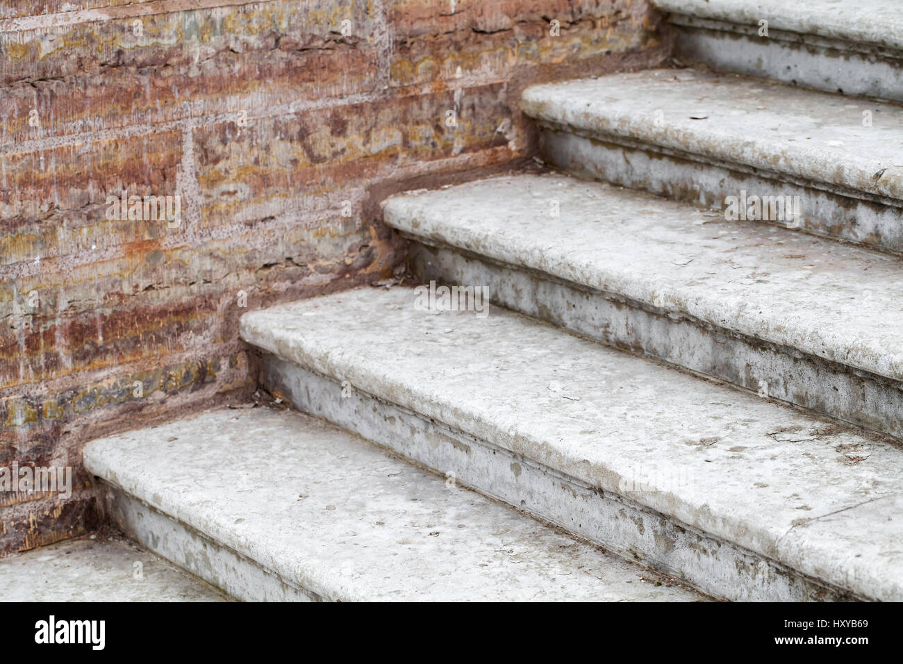 Vecchia scalinata in cemento va vicino al red muro di mattoni Foto Stock