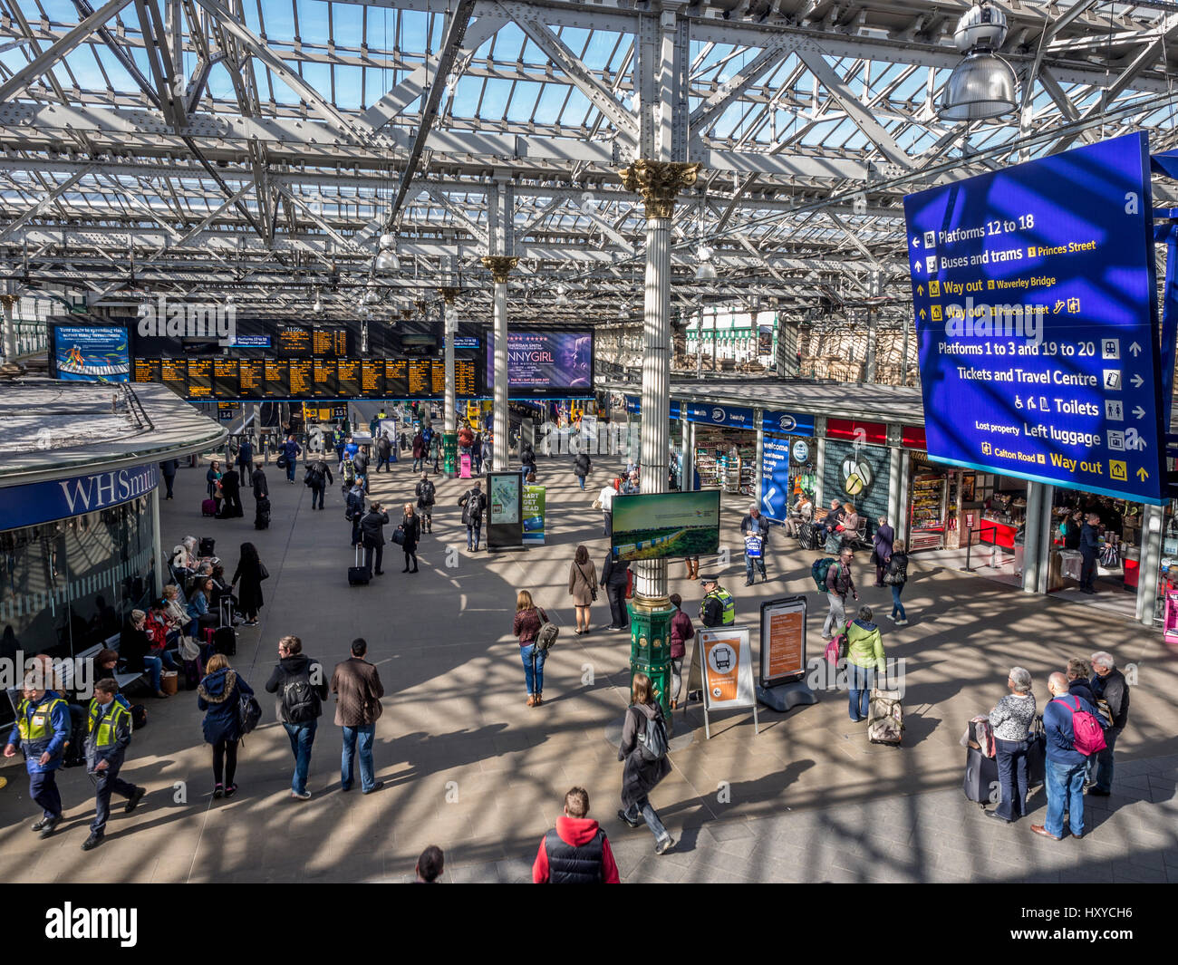 Stazione di Edinburgh Waverley - atrio principale con i pendolari e i viaggiatori Foto Stock