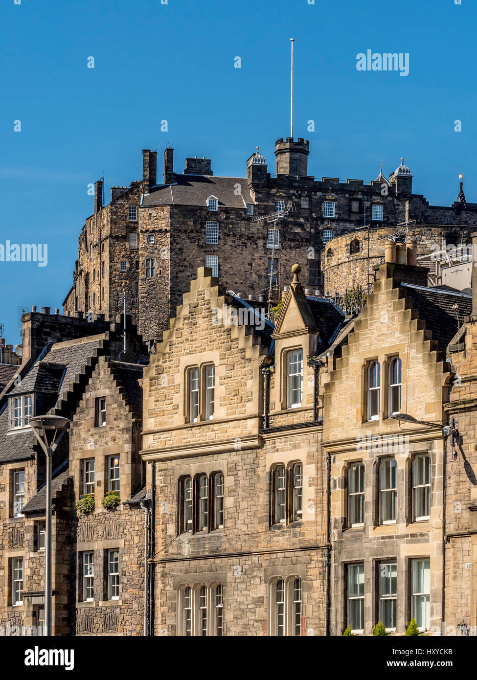 Vista dal Grassmarket verso il Castello di Edimburgo, Edimburgo, Scozia, Regno Unito. Foto Stock