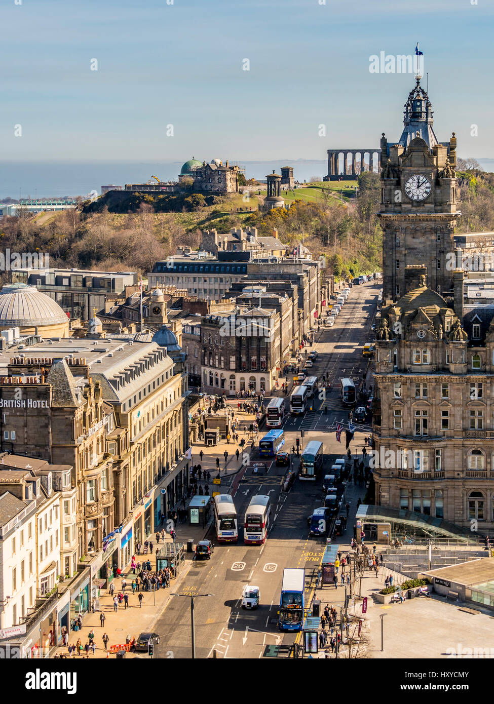 Vista aerea verso est lungo Princes Street verso il Balmoral Hotel con il Monumento Nazionale Scozzese a Calton Hill in lontananza. Edimburgo. Foto Stock