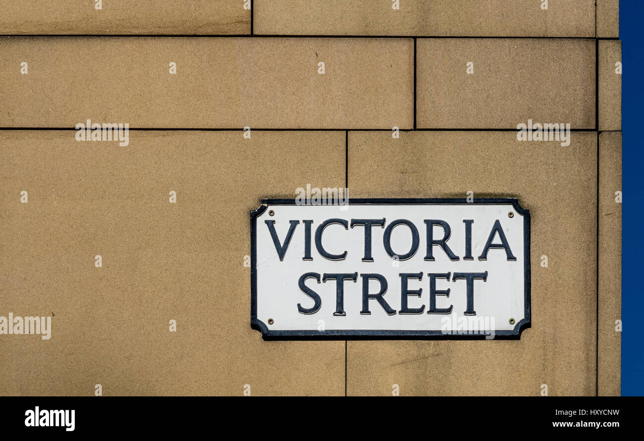 Cartello Victoria Street montato su una parete esterna dell'edificio. Un'area di vendita al dettaglio composta da negozi indipendenti. Edimburgo, Scozia. Foto Stock