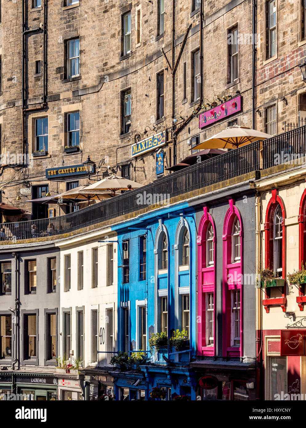 Negozio coloratissimo fronti in Victoria Street, parte della città vecchia, Edimburgo, Scozia. Foto Stock