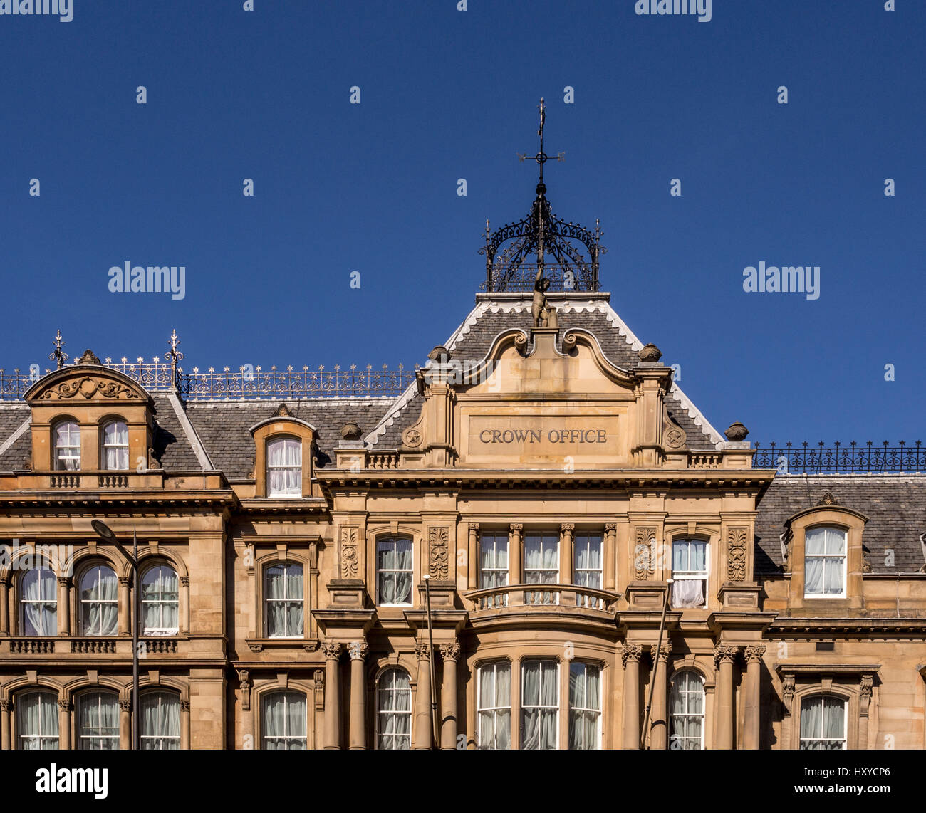 Facciata esterna a piano superiore dell'edificio Crown Office, Old Town, Edinburgh, Scotland. Vista contro un cielo blu senza nuvole. Foto Stock