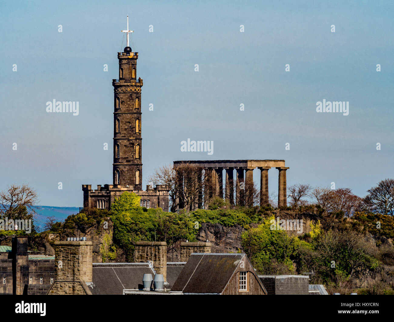 Il Monumento Nelson e il Monumento Nazionale di Scozia, Calton Hill, Edimburgo, Scozia. Foto Stock