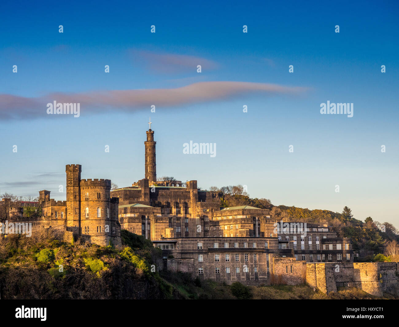 Il Monumento Nelson, Governors House e il governo scozzese edificio, Calton Hill, Edimburgo, Scozia. Foto Stock