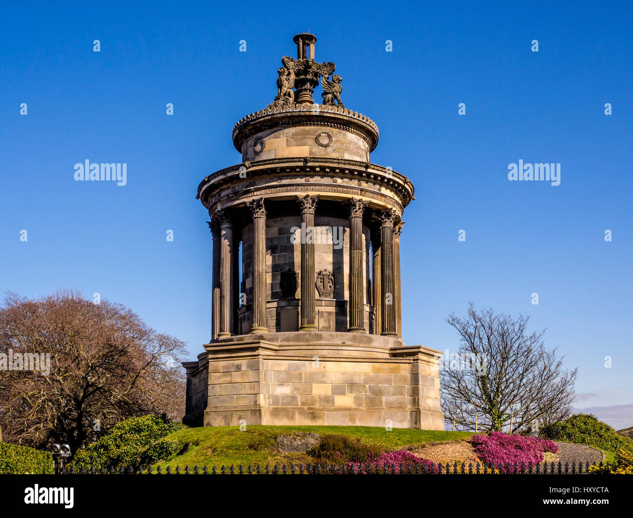Il Monumento di Burns. Un piccolo tempio circolare in stile Neo-Greek tipico di epoca georgiana Edinburgh, costruito in onore di Robert Burns. Foto Stock